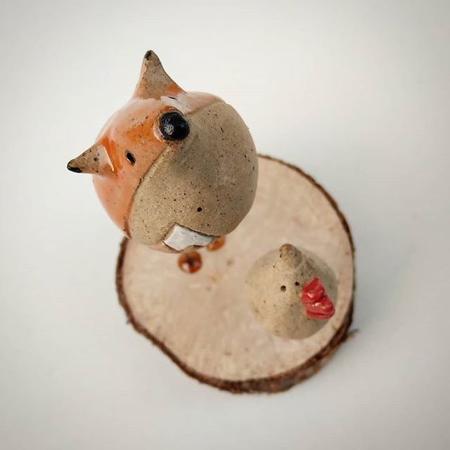 #tbt to my little fox and hen sculpture. I'm making a few more of these at the moment 😊
.
.
.
.
.
#throwbackthursday #foxesofinstagram #foxesofig #hensofinstagram #fox #chickensofinstagram #chicken #hen #mixedmedia #mixedmediaart #friends #foes #cera… ift.tt/2pLgE9U
