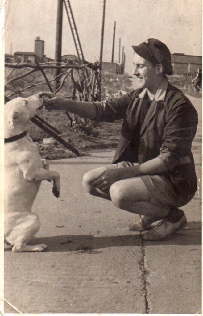 The bonds between animals &amp; humans... <a href="/ProfNoelFitz/">Noel Fitzpatrick</a> 

On the domestic site of #RAF #Metheringham here in #Lincolnshire opp the #Sergeant's #Mess the remains of the entrance to the #Airman's' Dining Hall is seen. 

#WW2 #Dogs #Animals