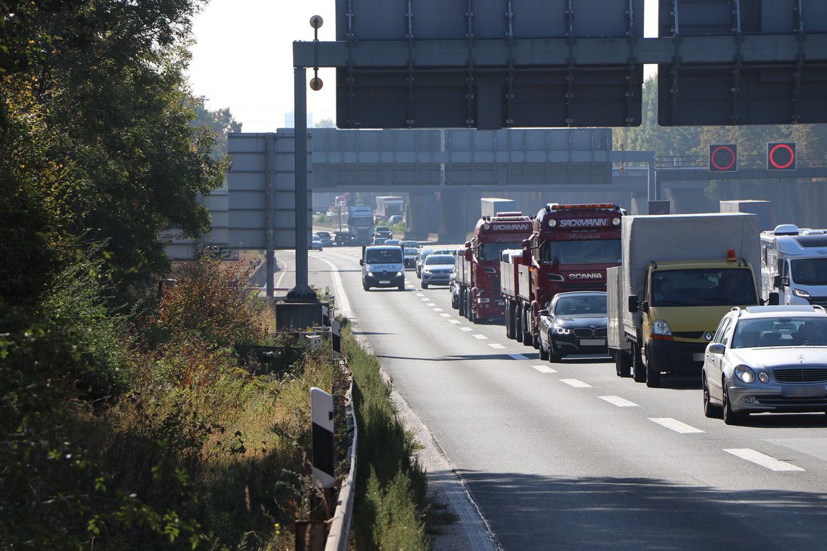 Polizei Frankfurt Auf Twitter Nachhilfe Im Lichtzeichen Dschungel Rot Gekreuzte Schragbalken Fahrstreifen Darf Nicht Benutzt Werden Gelb Blinkender Schrag Nach Unten Gerichteter Pfeil Fahrstreifen In Pfeilrichtung Wechseln In