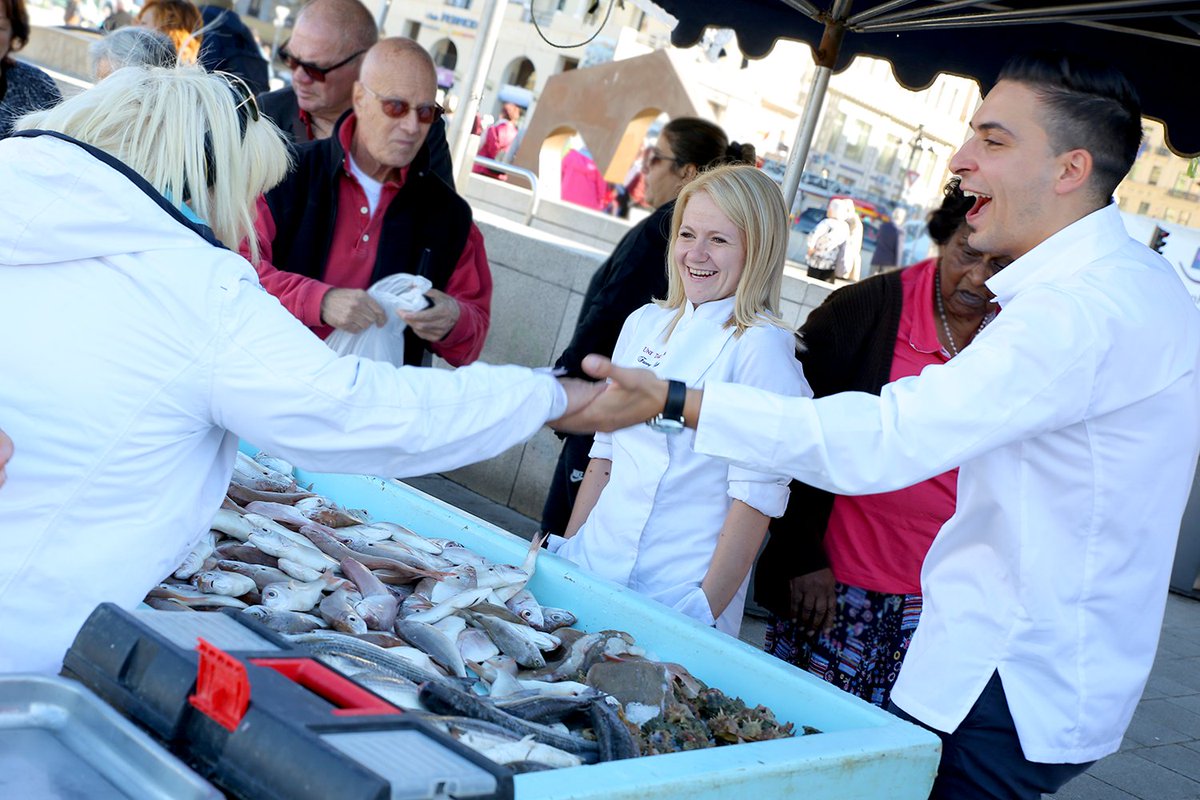 Moment de transmission sur l'art de choisir les bons produits avec mon bras droit Fanny ! #VieuxPort #UneTableAuSud #LuluDuVieuxPort #Marseille