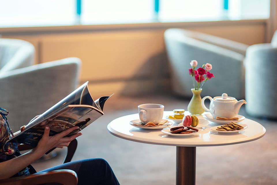 InterHCTS's tweet image. We have a very #cosy setup with hot tea, #Yummy #macarons and a #goodread  @ #executivelounge today!