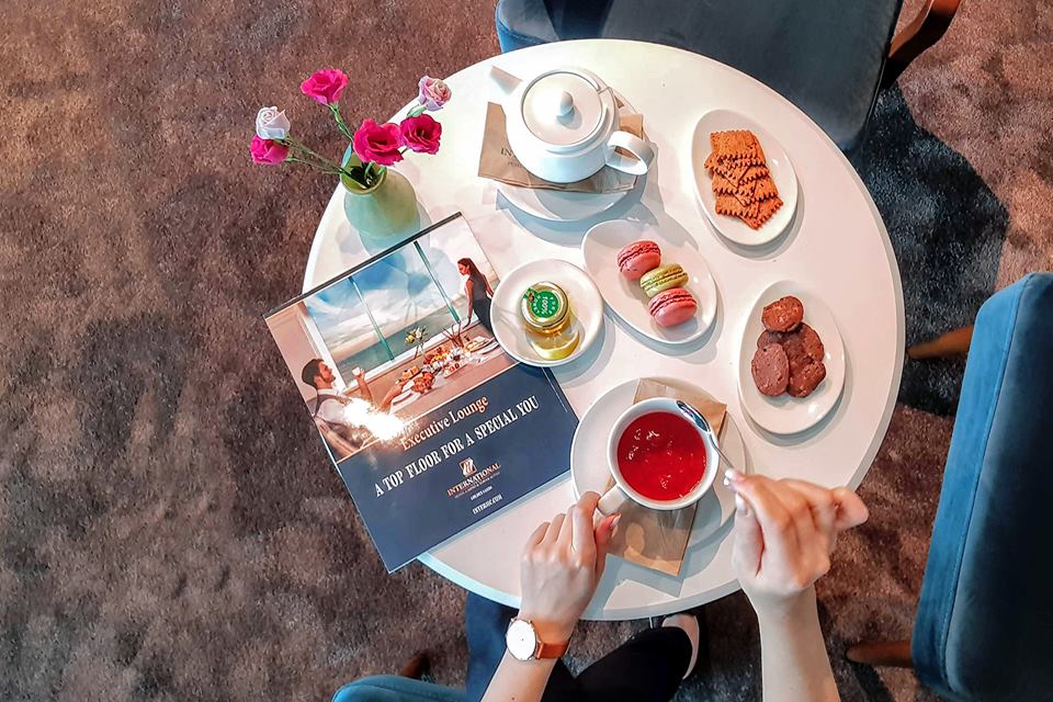 InterHCTS's tweet image. We have a very #cosy setup with hot tea, #Yummy #macarons and a #goodread  @ #executivelounge today!
