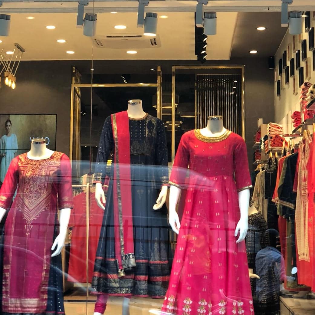 A2Afreen's tweet image. The new Diwali collection by @WForWoman at their flagship store launch in #SouthMumbai, #KempsCorner is here. The  MF '18 Collection has something for everyone, from their pastel subtle shades, to bright colours with design elements

What are you trying from #WAtKempsCorner?