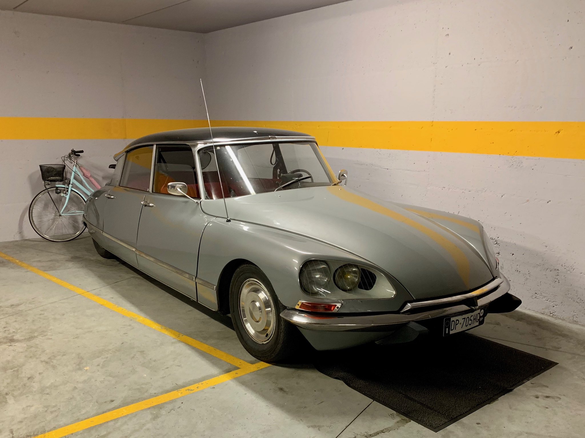 Daniel Dreymann on X: Whenever I spot a Citroën DS, I almost expect Louis  de Funès to appear. 🇫🇷 in 🇮🇹 t.cobPBo6kYRGP  X