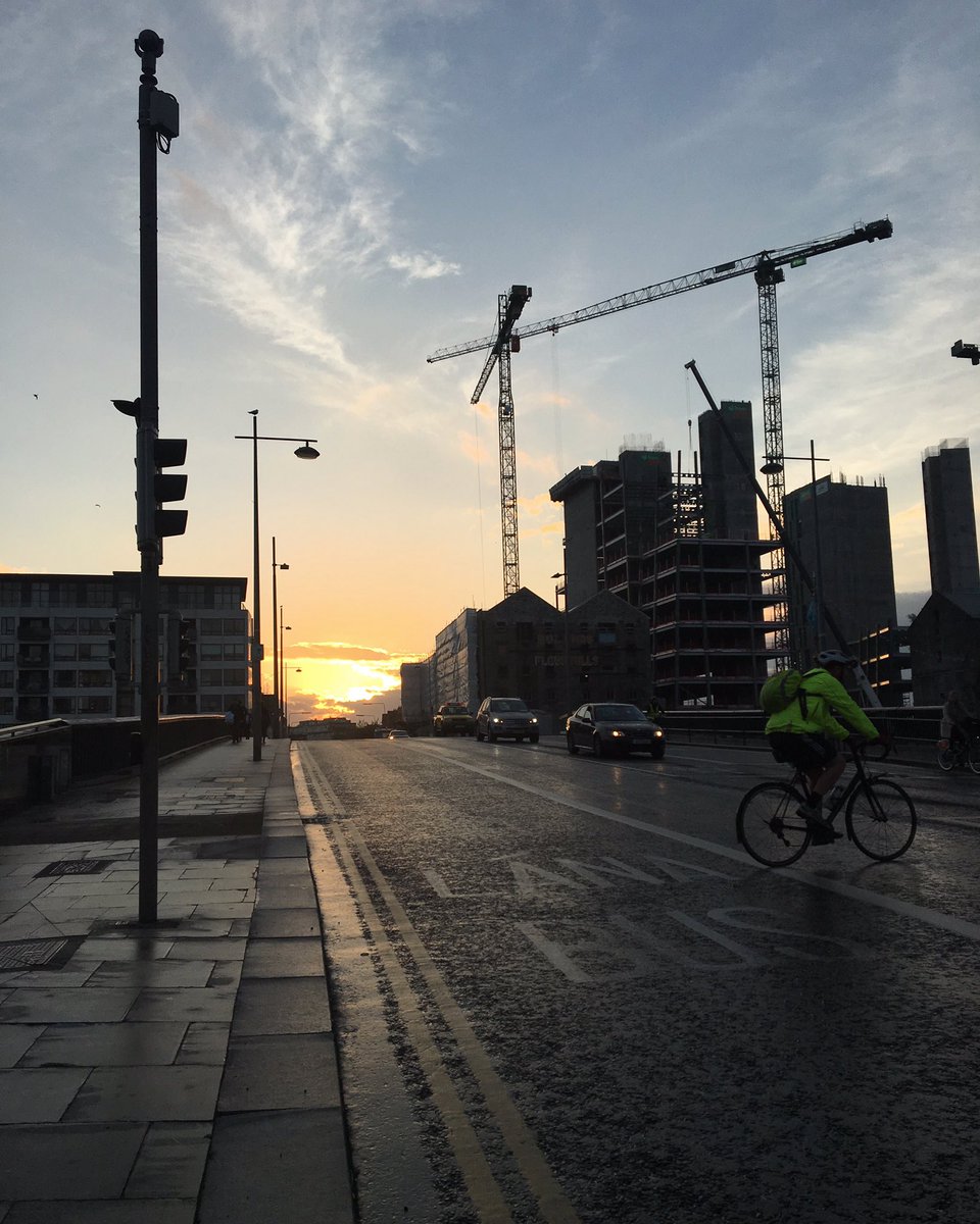 SweetenedVoices's tweet photo. My view this morning on the way to work
What you don’t know was I staring at this lovely view thinking
“What day of the week is it actually “
#TheJoysOfHavingToTakeAWednesdayOff #IRememberedEventually #JoysOfCommuting https://t.co/jLNaTZLY6P
