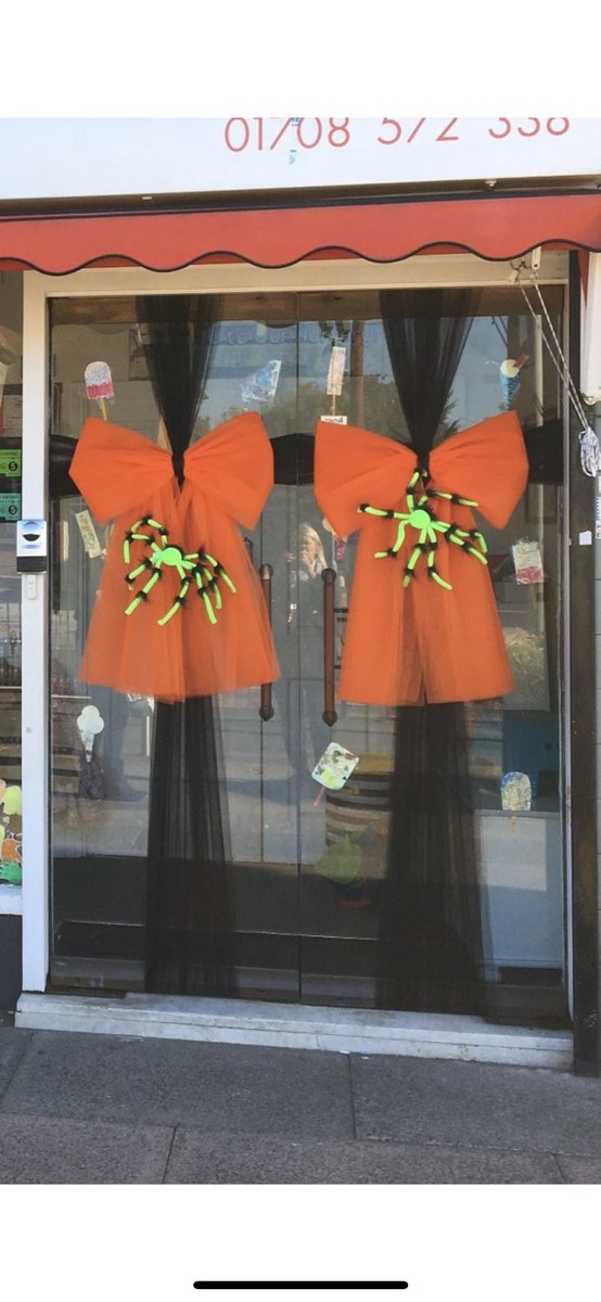 MissMSmalling's tweet photo. Morning 🙋🏽‍♀️ 
Get your door decorated this Halloween with a ( re usable ) door bow from @Dressmydoor . Use Mass73 for £10 off #Halloween2018 #october31 #decor #doors #interiordecor https://t.co/RisAfhX4oI