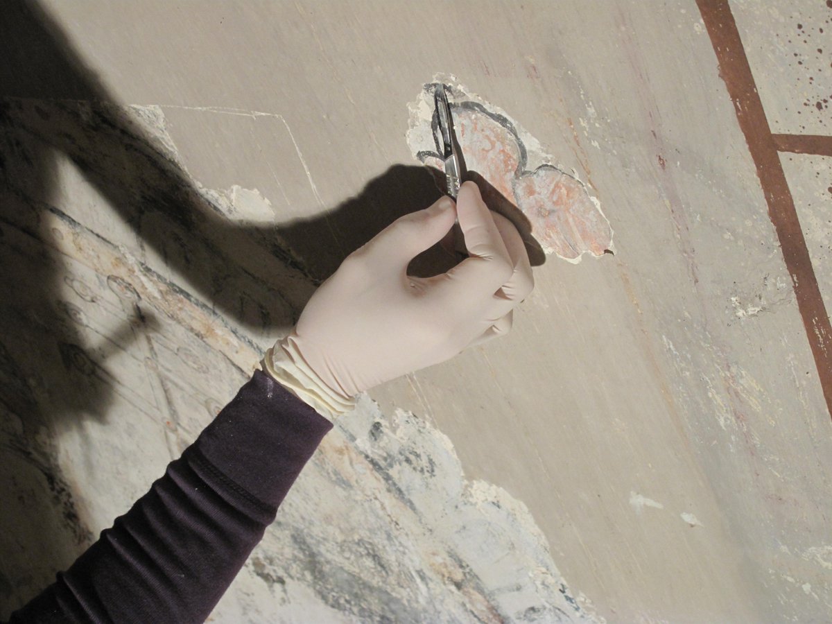 conpatadepalo's tweet photo. Descubriendo, a punta de bisturí una pintura mural! sisi, muchas veces es así! eliminando intervenciones posteriores! Celebramos el #14ODiaCR #EUConservationRestorationGoodExamples @ecco_eu #DiaEuropeoConservacionRestauracion #SosPatrimonio @SosHeritage https://t.co/2zyX9TJvkE