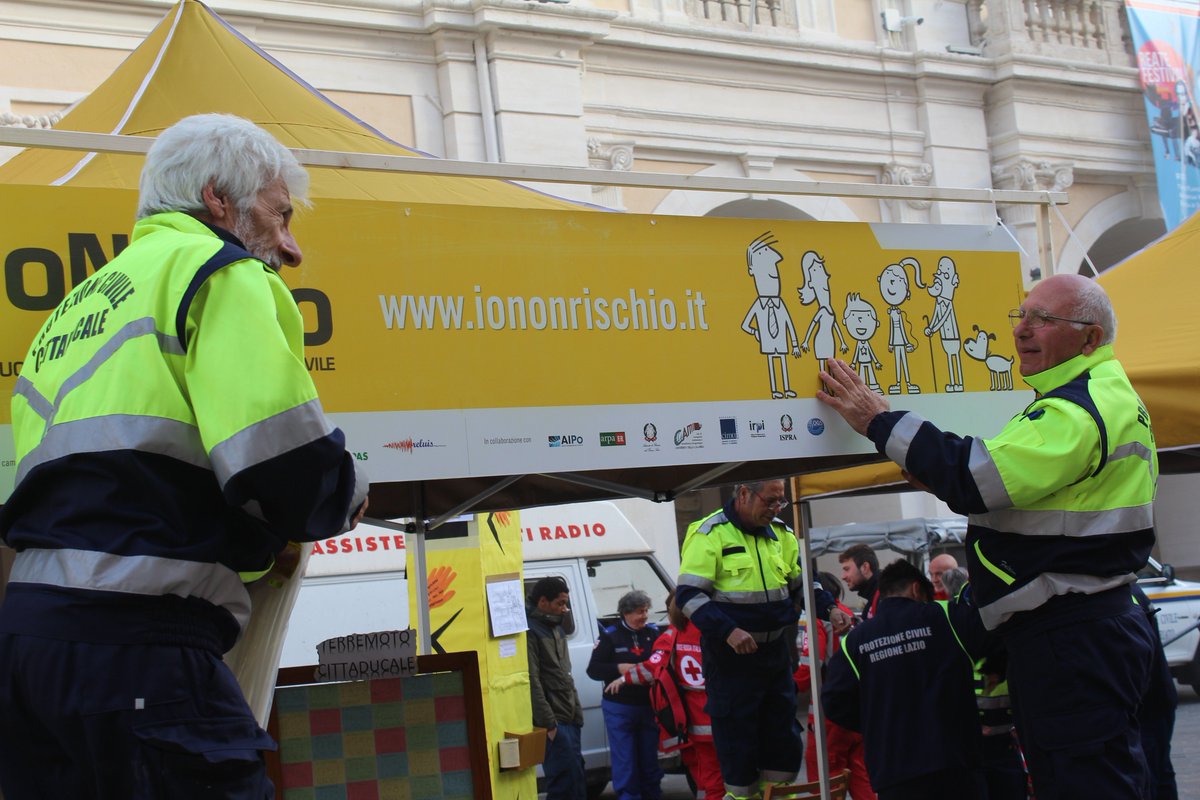 Il 13 e 14 Ottobre nelle piazze d'Italia i #Volontari incontrano i cittadini per condividere con loro buone pratiche di #protezionecivile. Scopri i comuni coinvolti nell'edizione di #iononrischio2018!🤔 🔍
iononrischio.protezionecivile.it/io-non-rischio…