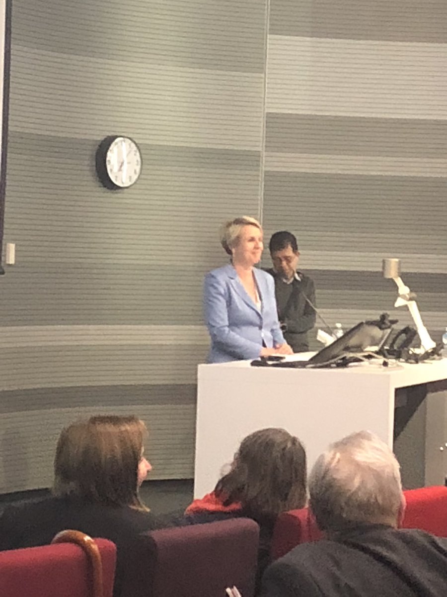 m_ivanar's tweet photo. Making workplaces work for women, great lecture by @tanya_plibersek “Nothing is more powerful then to lead by example” = Powerful message on the current gender pay gap #lafferlecture @SydUni_Research @SydBusInsights https://t.co/GEr3AZYlgG