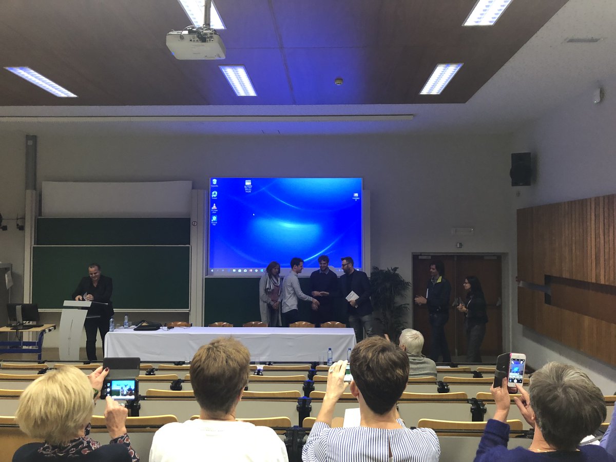 Action shots from the defence of our most recent PhD graduate, Janwillem Swalens.  His dissertation “A Multi-Paradigm Concurrent Programming Model” is available at soft.vub.ac.be/~jswalens/thes…, and his corresponding #Clojure extension at 
soft.vub.ac.be/~jswalens/choc…. Congratulations!