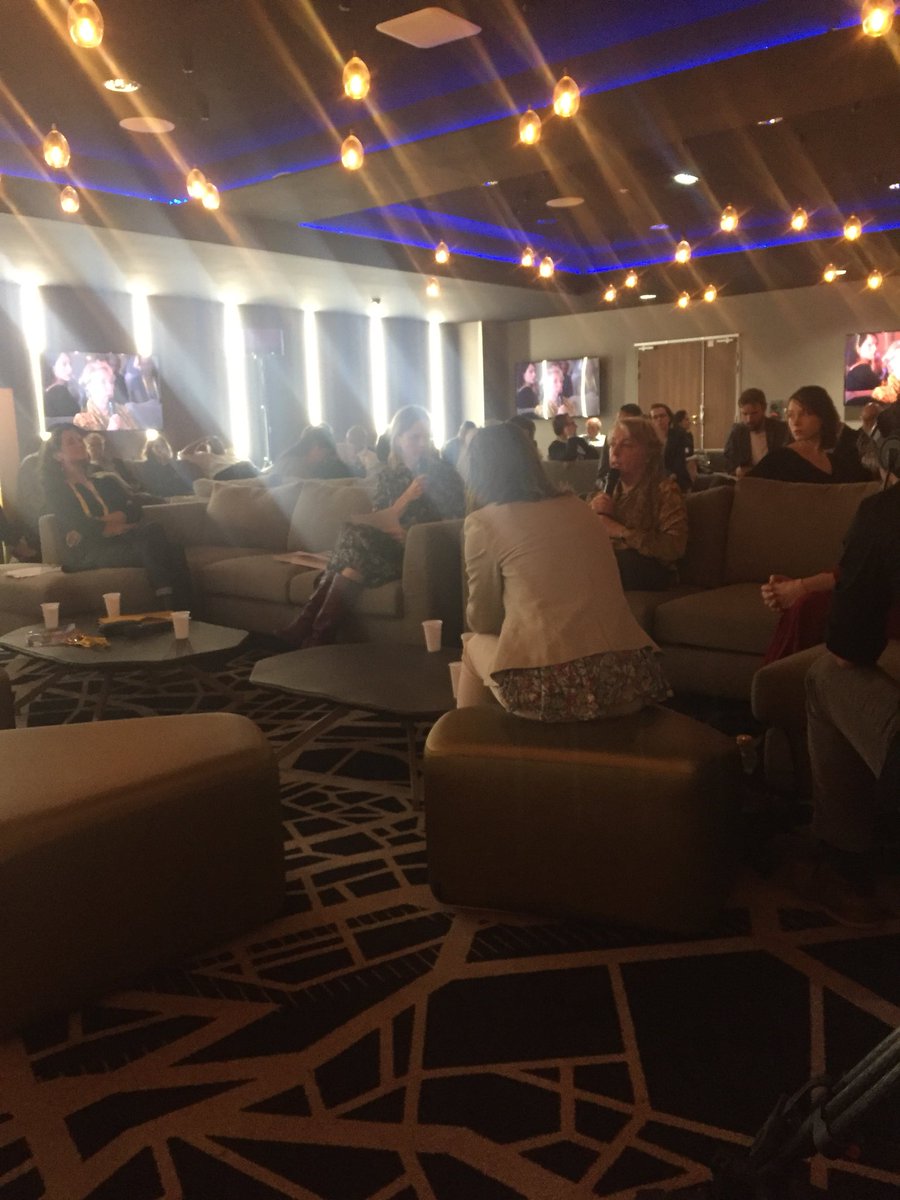 Elena FOURES... quel charisme! Toute la salle écoute sa sagesse et sa vérité sur le #leadership #InnoGeneration <a href="/Madamefigaro/">Madame Figaro</a>