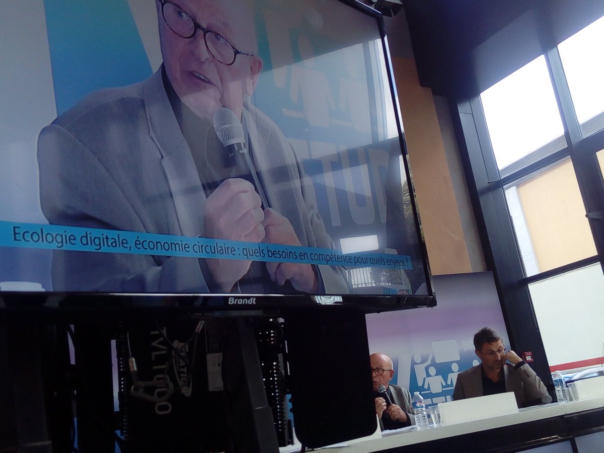 campus_rc's tweet photo. #campus_rc #actu #SudRelationClient Conférence écologie digitale et économie circulaire : "en matière de recrutement, on recherche de plus en plus de gens "décalés", avec des regards décalés. Toutes les entreprises recrutent souvent les mêmes profils !" P. Girard, directeur RSE https://t.co/c8LnL1qwcw