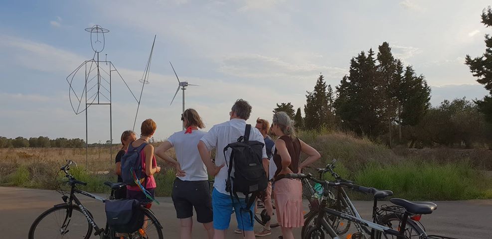 "Omaggio a #Bodini" si staglia nelle campagne dei Paduli. #DonChisciotte denuncia l'abbandono illegale dei rifiuti.  #Sabato 13 ottobre #ciclopasseggiata tra le #opere d'arte del progetto "La Terra Matta" per @Giornata del contemporeneo <a href="/AMACI_musei/">AMACI</a> . Info 3775341053.