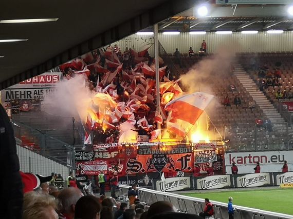 FasziFankurve's tweet photo. Die mitgereisten #Ultras vom #HalleschenFC zeigten gestern beim #3Liga-Nachholspiel in #Cottbus eine #Pyroshow: #FCEHFC #3Liga https://t.co/coBbr3dlIB https://t.co/PRao5LmJH7