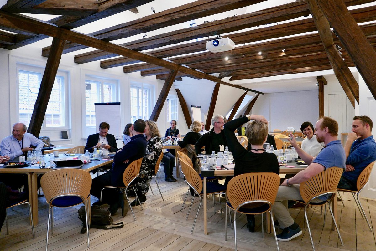 Efter tre produktive Build Up workshops rundt om i landet, er vi nu i fuld gang med at fastsætte en Innovation Challenge indenfor ”Det Gode Indeliv”, der annonceres på <a href="/Building_Green_/">Building Green</a> i Forum den 1. november kl. 12.30. Be there or be square!