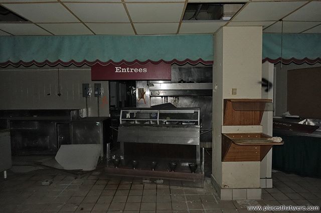 placesthatwere's tweet photo. Entrees.

https://t.co/GeLMmuQrDc

#abandoned #hospital #abandonedhospital #toledo #ohio #abandonedplaces #abandonedbuilding #urbex #urbanexploration #abandonedbuildings #OhioUrbex #abandonedohio #urbandecay #rustbelt #creepy #eerie #entrees #cafeteria #abandonedcafeteria https://t.co/jM8uWW8pmj