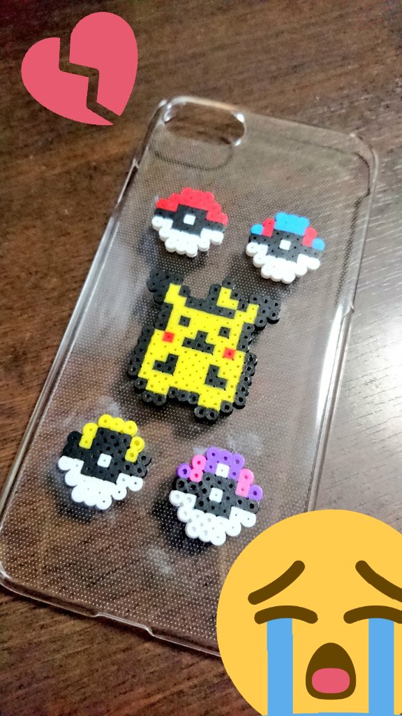 おかべん 上手くできたかなと思いきや 接着剤とスマホケースとの相性が悪いため失敗 時間が経つにつれて ピカチュウの周辺が白くなってきた アイロンビーズ ナノビーズ ポケモン アイフォンケース T Co Vebqra3lsl Twitter