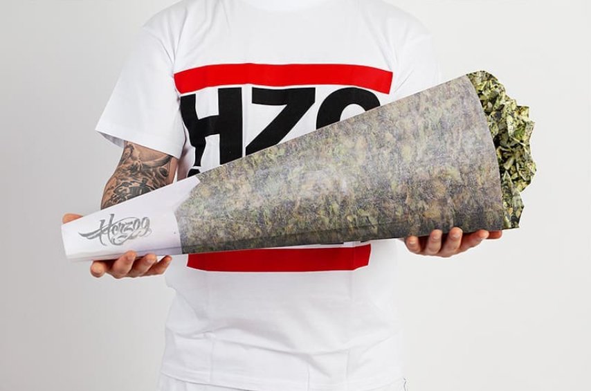 86kiloherz's tweet photo. HERZOG - "OG MIT HERZ"
 Album #4 kommt grad frisch von den Plantagen und HEUTE geht der Vorverkauf los - die erste Box im Joint-Look !
 Das Ganze gibt es limitiert und exklusiv auf Distributionz:
 https://t.co/Rcr6cCs0as
 Und ja, Beats sind von mir. 👌😁 https://t.co/bzZoBtks81
