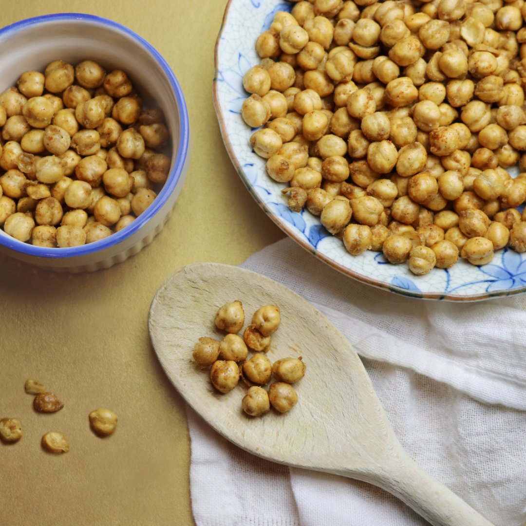 Yoga_Tree's tweet image. Fuel your flow: homemade roasted chickpeas make for a healthy pre or post yoga snack. Preheat oven to 450ºF, drizzle chickpeas with olive oil, toss with your favourite seasonings and bake until crispy (about 30 to 40 minutes). #FuelYourFlow #YogaTree