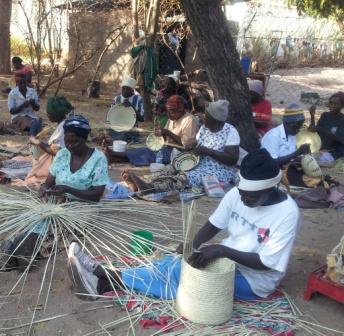 LupaneS's tweet photo. #ndebeleweavers
#lupanewomensdevelopmenttrust
#womenempowerment
#uniqueness https://t.co/Zh4M4SUakU