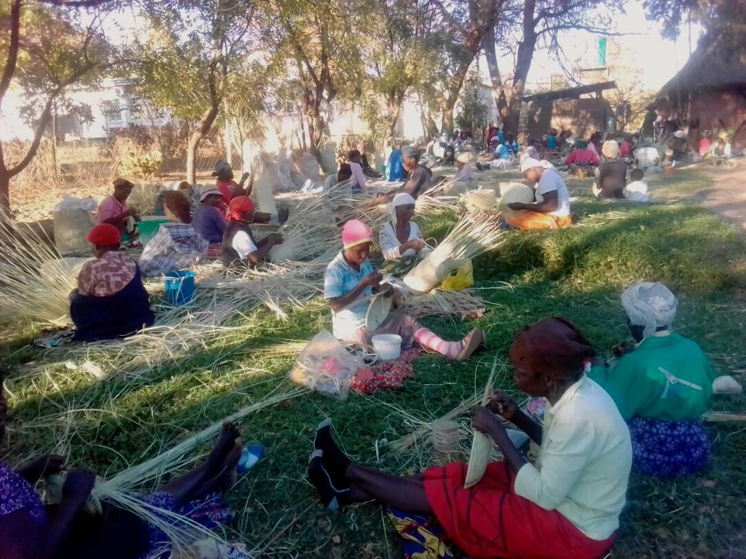 LupaneS's tweet photo. #ndebeleweavers
#lupanewomensdevelopmenttrust
#womenempowerment
#uniqueness https://t.co/Zh4M4SUakU