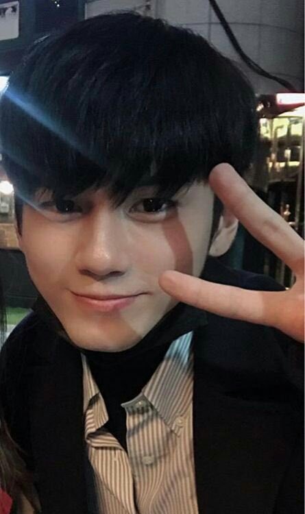 ONGHOUSE's tweet photo. วันนี้มีคนเจอคุณองแล้วก็ได้ถ่ายรูปด้วยค่ะ เจ้าของรูปบอกว่าเธอเป็นแฟนคลับตัวยงของคุณองเลย ตอนที่ยังอยู่ในรายการ Produce101 ก็โหวตให้ด้วย พอได้มาเจอที่โซลนี่รู้สึกเหมือนได้รับชัยชนะเลยค่ะ 😊💕 โชคดีจังเลยนะคะ
คุณองวันนี้ใส่คอเต่าด้วย บริติชบอยมากๆ เลยคุณคะ 💛
#옹성우 #OngSeongwu https://t.co/5kqx1WFYWw