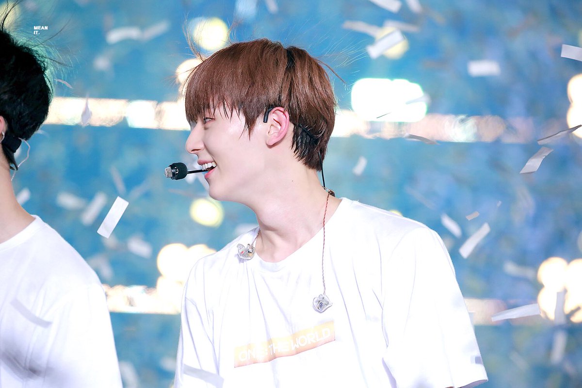 meanit_mh's tweet photo. 180825 대만콘서트 #워너원 #Wannaone #황민현 #minhyun 해투하기전에 기분 좋아서 올리는 사진❤️
자기 머리 보구 놀라서 웃는 황민들레씨🌱😆 나 심장 너무 아파 미녀나ㅠㅠㅠㅠㅠㅠ 너무 귀여워 흡흑.........ㅠㅠㅠㅠㅠㅠㅠㅠ https://t.co/mYagEUAo2V