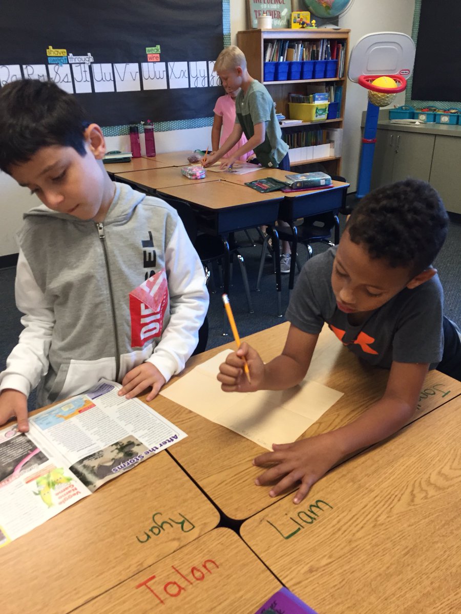 clarkrh1's tweet photo. Students working in collaborative partners to determine important text features in nonfiction texts. https://t.co/hwz57mnrJa