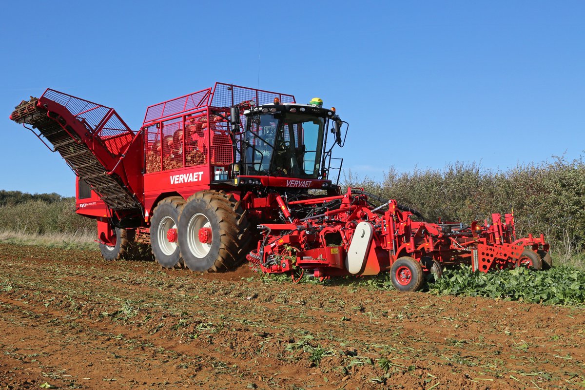 JRileyBeet's tweet photo. A stunning brand new #ninerow #Vervaet #BeetEater 925 Evo supplied by @JRileyBeet being set off in its first field a couple of weeks ago making a cracking job and providing true 'one wheel per track' working. @BritishSugar #britishbeet #sugarbeet #beet #harvest18 #JRiley https://t.co/wugMcfcxc8