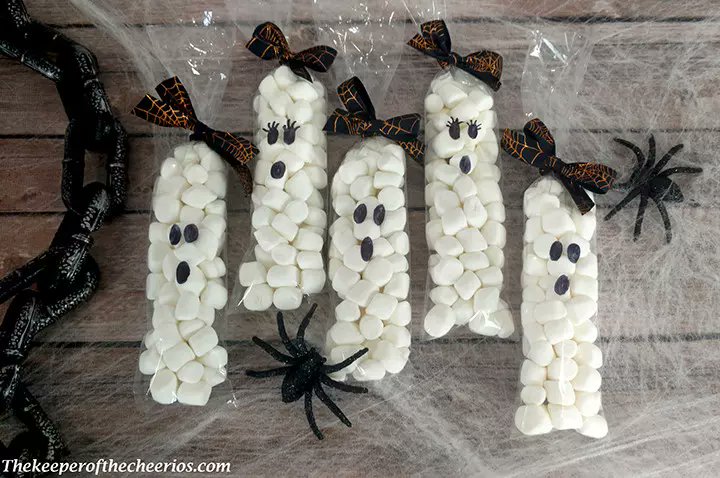 Mini marshmallows, permanent marker and a bit of black ribbon combine for simply spooky DIY ghost treat bags, thought up by The Keeper of the Cheerios 👻  bit.ly/2Qr1Okc