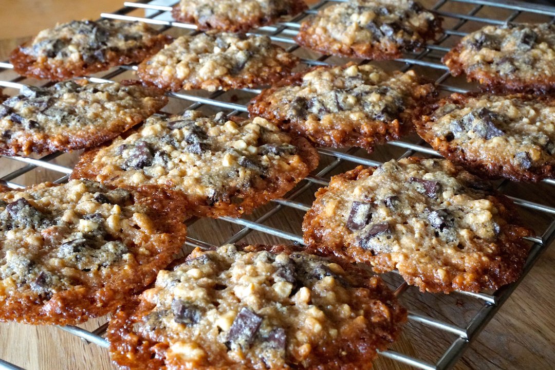 Today's City Slicker Video:  CHOCO - NUT COOKIES 
Gluten-free, ground cashews and almonds, and dark chocolate - how can you say no to that!
ow.ly/hPjk30kmSIk
#glutenfree #cookies #recipe #thursday #weekendatthecottage