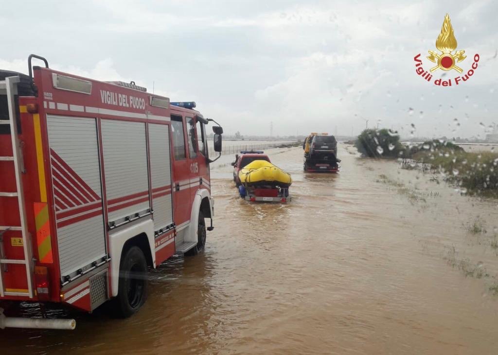 vigilidelfuoco's tweet photo. #Maltempo #Sardegna #11ott 16:00, proseguono le ricerche a #Castiadas, nel cagliaritano, del pastore segnalato da questa mattina come disperso. Impiegati #sommozzatori e squadre dei #vigilidelfuoco che perlustrano l’area anche con l’ausilio di droni https://t.co/Rgk42cF6jK