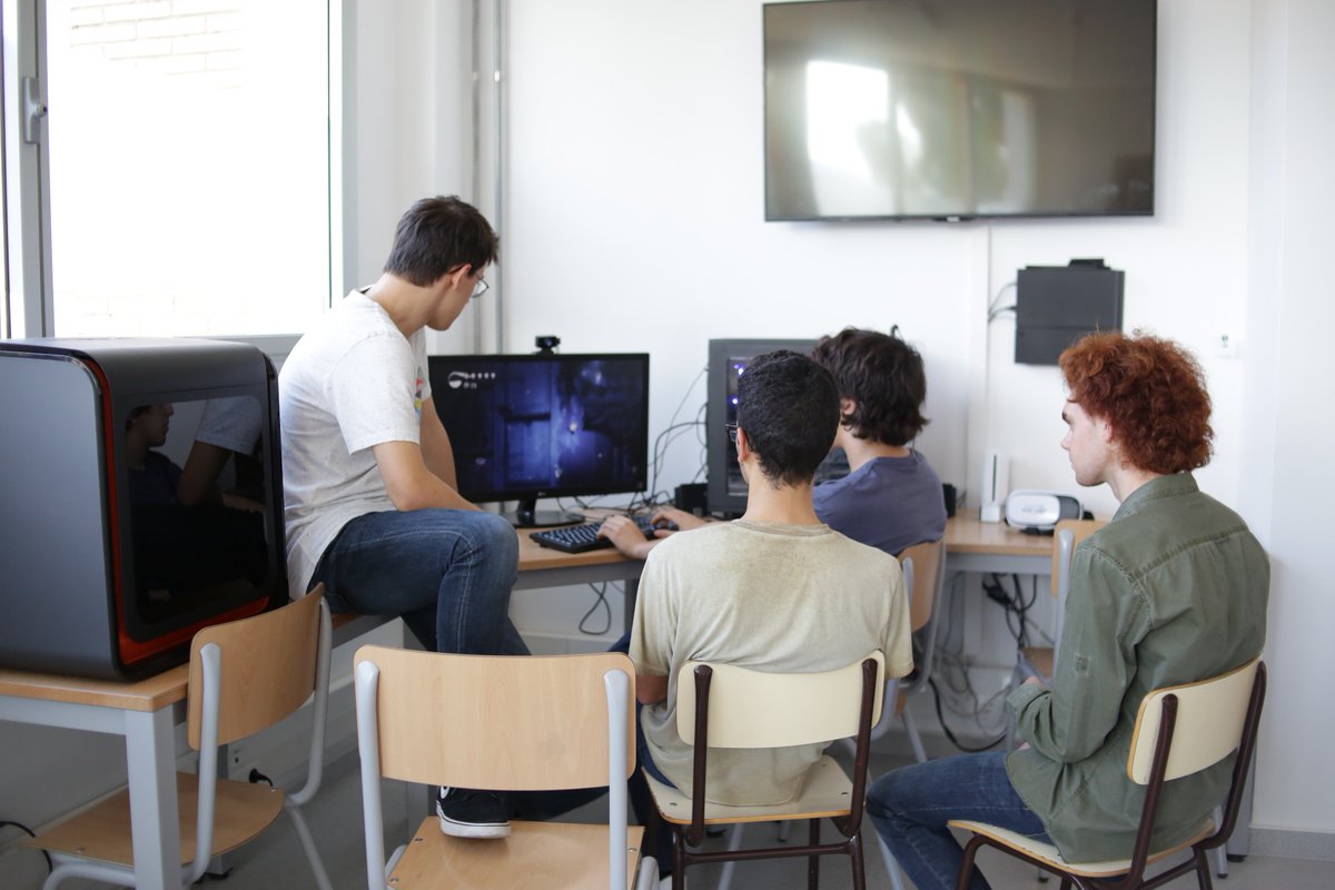 dainaisard's tweet photo. Comencem la segona sessió del workshop #Programació i #Disseny de #Videojocs amb Olivier Estevez @muyayako 🎮🕹️👾
Exalumne i creador del videojoc #GLOOK https://t.co/w5u027ZwIa