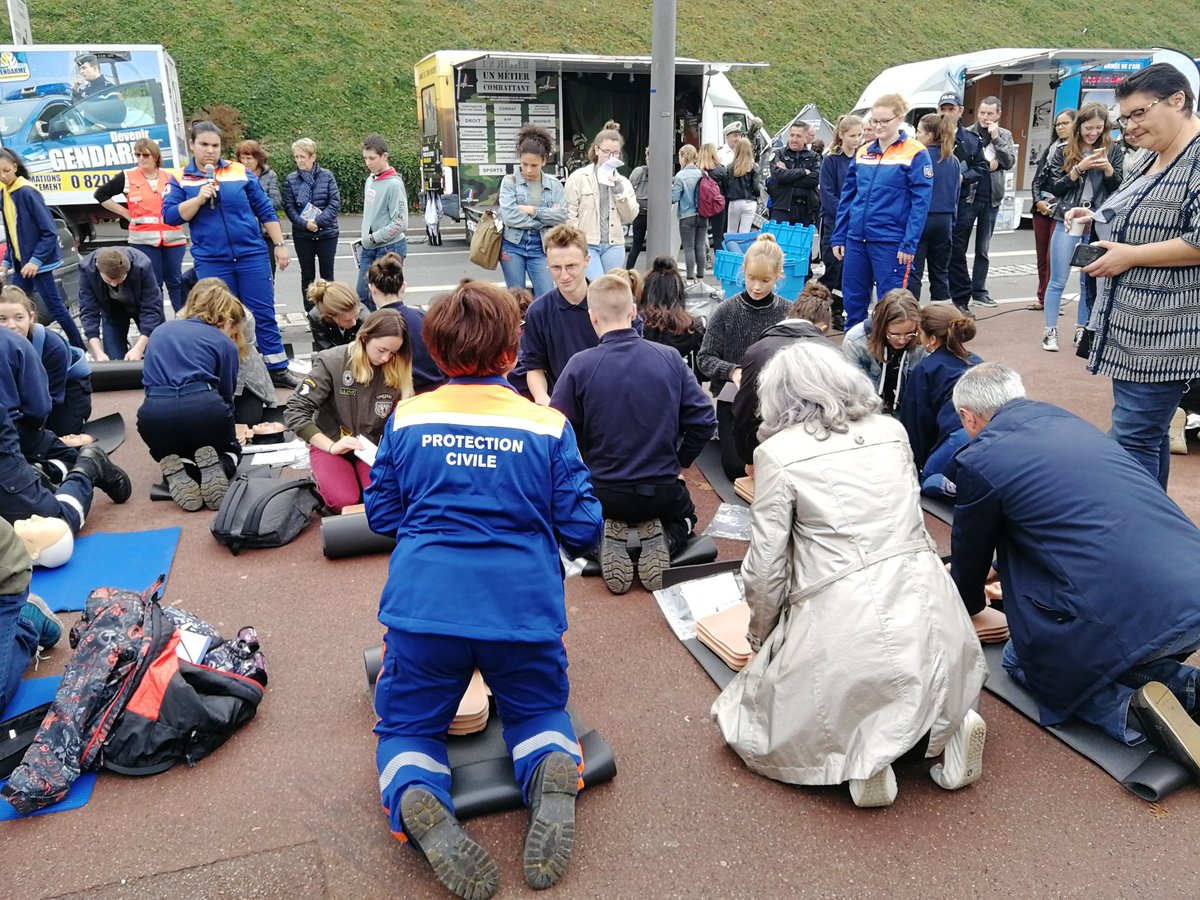 ADPC50's tweet image. Nous participons, aujourd'hui aux rencontres de la sécurité intérieure #RSI où nous accueillons, aux côtés des institutions et associations, de nombreux collégiens. Merci à nos 3 secouristes présents à #stlo et @Prefecture50 pour l'organisation parfaite @SDIS50 @Gendarmerie__50