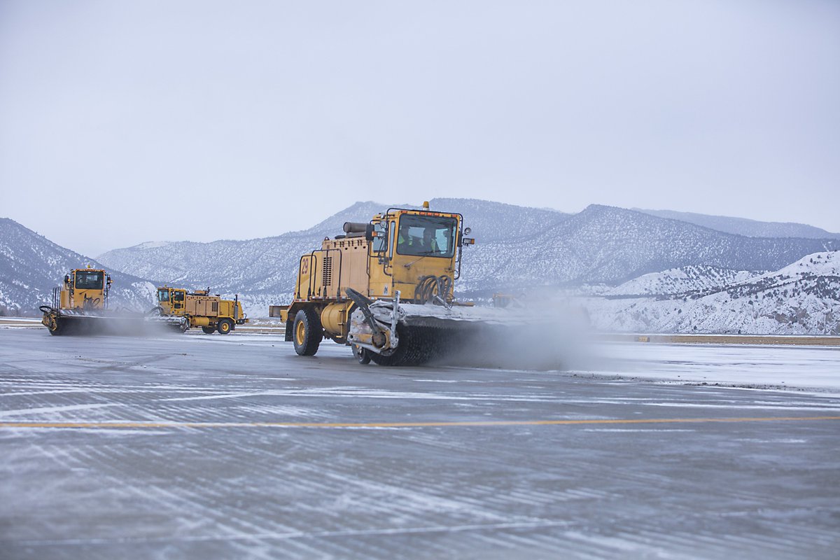 EGEairport's tweet photo. We're in the ❄️snow❄️business today! #FlyEGE https://t.co/q13XkxdeH5