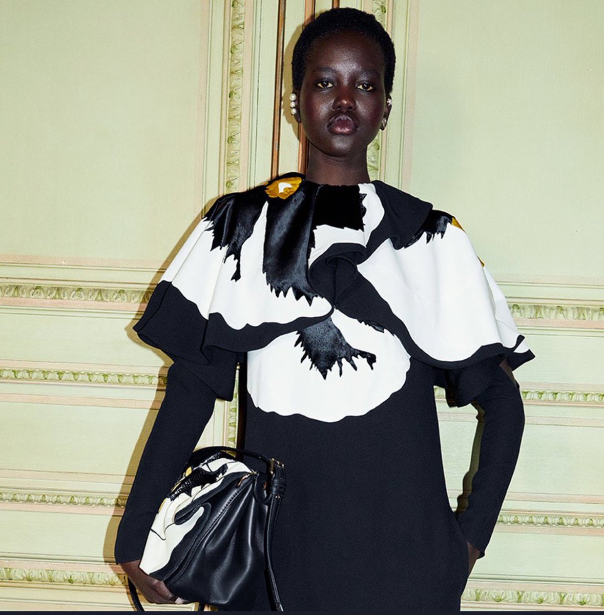 kouturemagazine's tweet image. Strength + Femininity = Woman #GirlBoss #fw2018 #Valentino #couture #rtw #fashion #Trending #pierpaolopiccioli