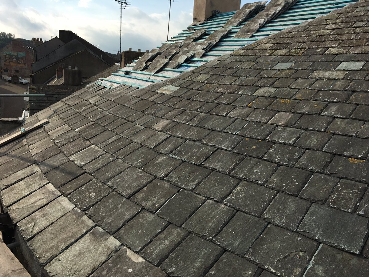 There's nothing like a curved roof for testing your roofing abilities 👍👍👍
#roofing #slate #curvedroof #tradesman #work