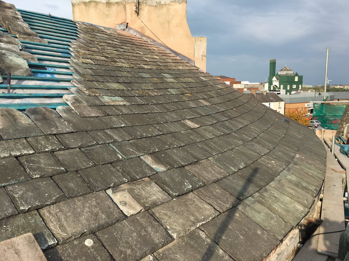 FoxysRoofing's tweet photo. There's nothing like a curved roof for testing your roofing abilities 👍👍👍
#roofing #slate #curvedroof #tradesman #work https://t.co/sa5Xmahtbs