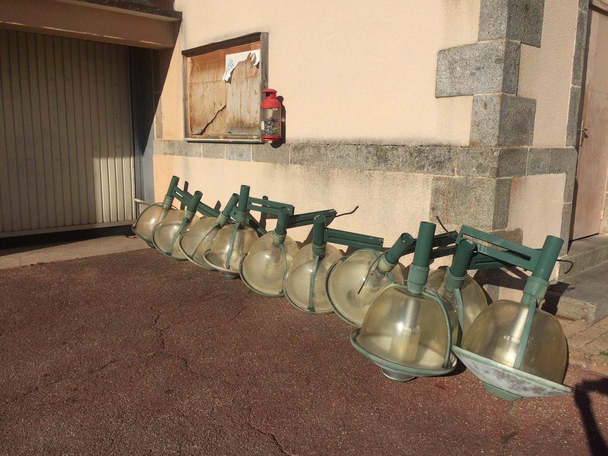 SCIEpdd's tweet photo. Rénovation de l'éclairage public, un enjeu dans le cadre des #TEPCV et #CEE pour les économies d'énergies. Remplacement des lanternes fonctionnelles et décoratives en LED avec utilisation de la nacelle araignée. @SERCE_France @SeluxFrance @SignifyFrance https://t.co/S0A2CGdazq