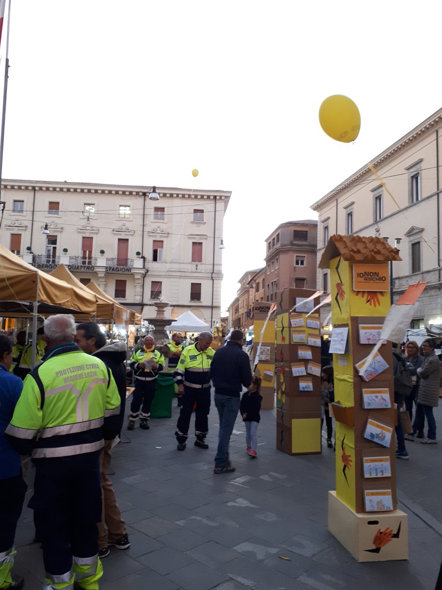 Le piazze sono luogo di aggregazione e ritrovo, ma questo weekend sono anche il centro della #prevenzione e della consapevolezza. #iononrischio2018
#iononrischio #terremoto #maremoto #alluvione 
Vai su iononrischio.it e cerca le piazze a #Rieti!