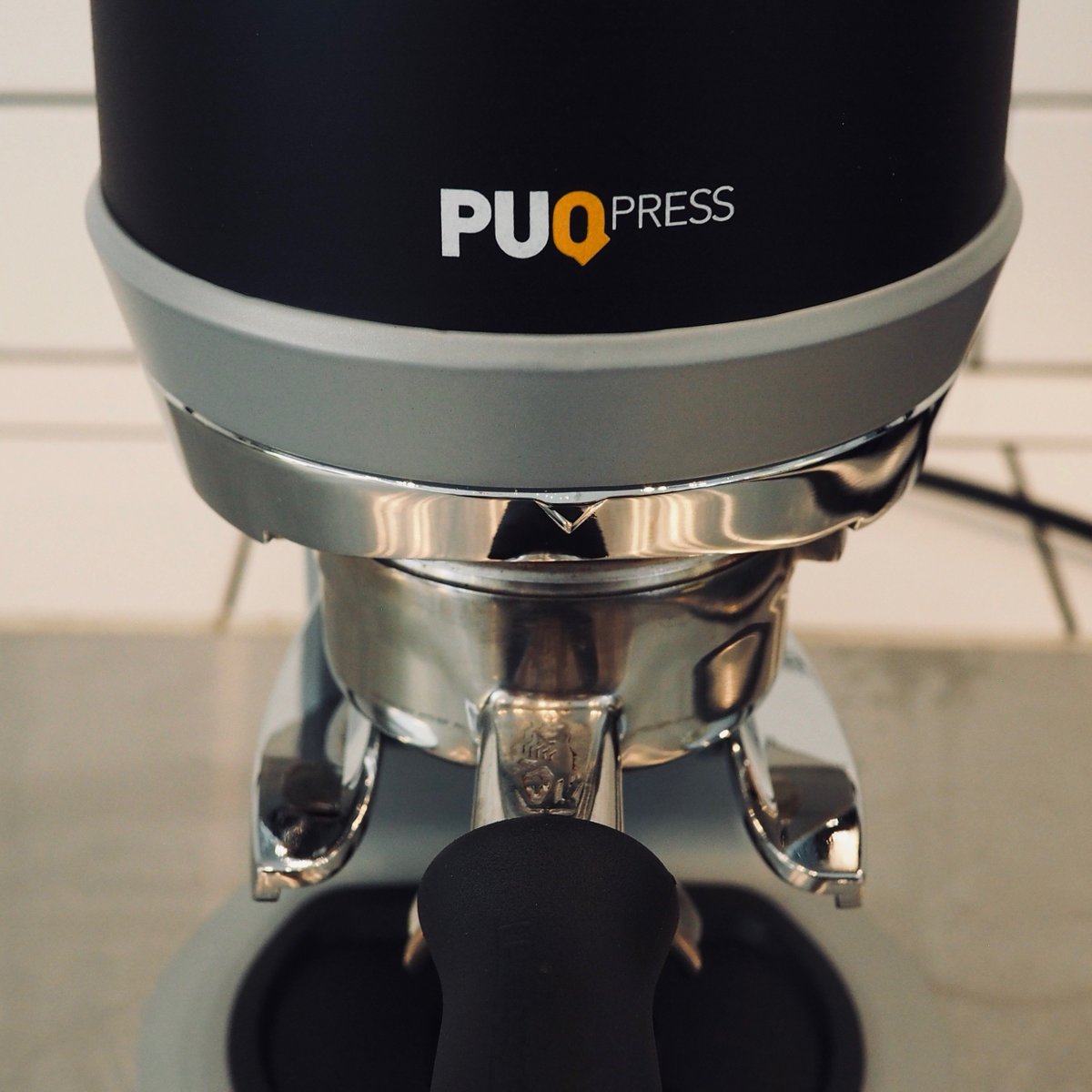 Så här enkelt är det att få det jämnt 👌🏼 
#coffeedaily #tamping #puqpress #lamarzocco #espressospecialisten