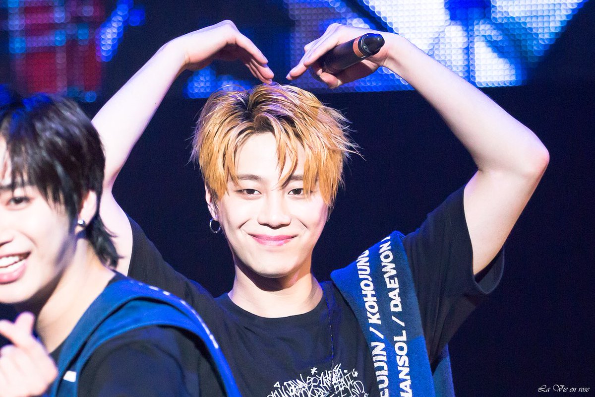 LaVieenrose0215's tweet photo. 180922 
오사카 콘서트 2부 

#유앤비 #UNB #이의진 #의진 #EUIJIN #빅플로 #BIGFLO https://t.co/FBYeVv5ga9