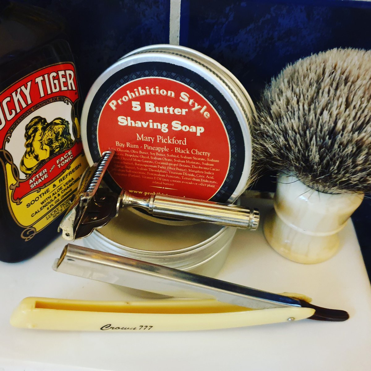 shave7razor's tweet photo. #SOTD #faceshave #straightrazor #shavette #feather #vintage #crown #crown777 #blades #headShave #singleedge #gemrazor #singleedgerazor #personna #franksshaving #shaveoftheday #prohibitionStyle #5ButterSoap #marypickford #luckyTiger #wetshaving #shaving #shave7razor @shave7razor https://t.co/JlAaHhAdl1