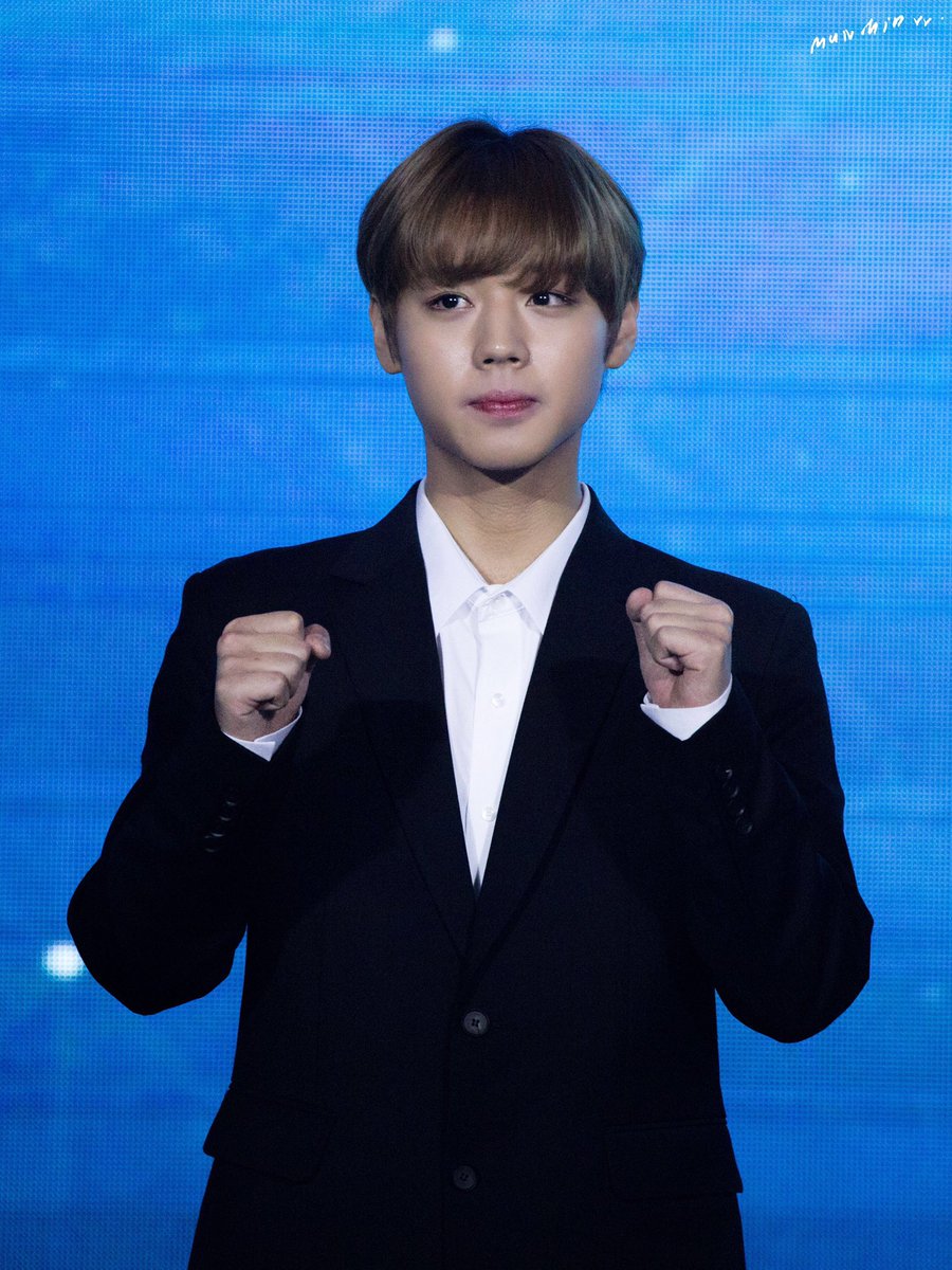 MUNMIN_vv's tweet photo. 181010 중앙대 100주년 (무보정 + 로고 + 크롭)

자체 떡밥 안겨주는 기특한 지훈이
많은 선배분들, 총장님들께서 예뻐해주시는 거 보니까 뭔가 가슴 속에 몽글몽글한 감정이 차올라서 괜히 울컥 😂

#박지훈 #Parkjihoon #중앙대100주년 https://t.co/3lLSRtZknB