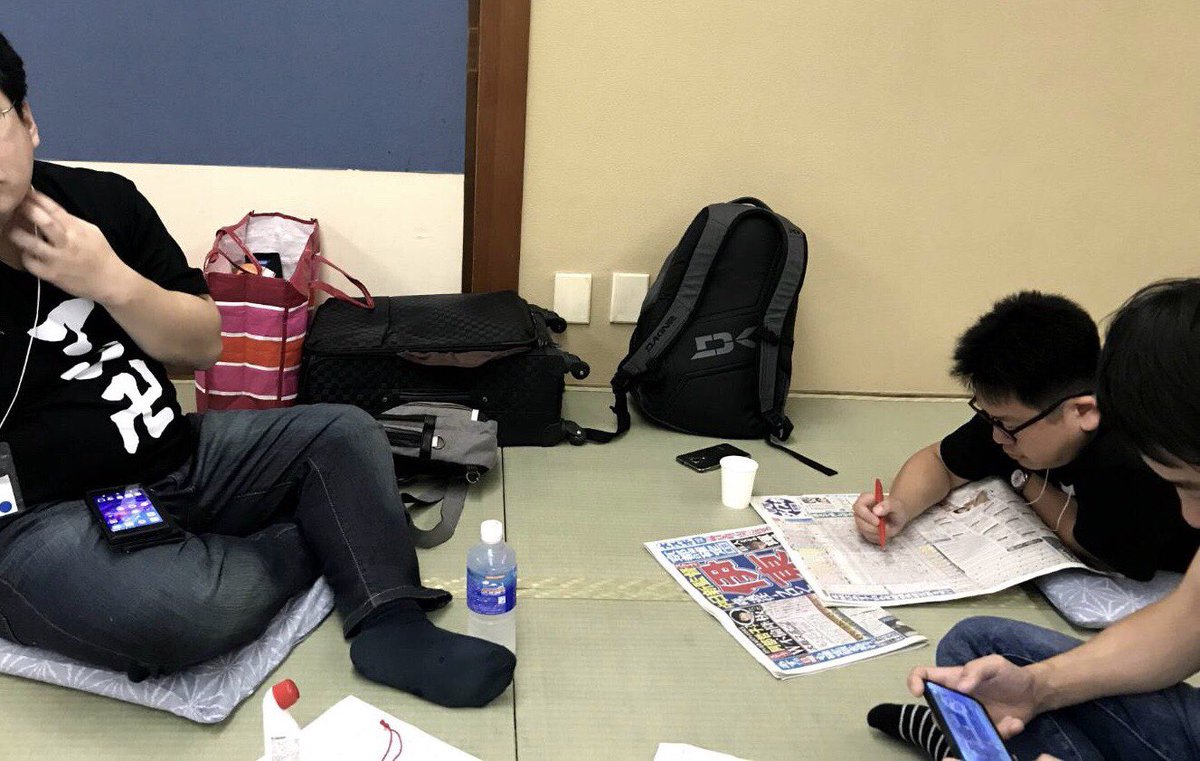 akitonoko's tweet photo. 【との子のCJC2018レポ㉘】
今年の日本3位やファイナル出場経験者などカタンにおけるタイトル持ちのめっちゃ強いメンバーが揃っているのに、何故だかイマイチ不調なチーム高田馬場。途中からとうとうビールを飲み始めるww全11チーム中ある意味1番フリーダム(☝︎ ՞ਊ ՞)☝︎
#CJC2018 https://t.co/Kd3OMSCkkI
