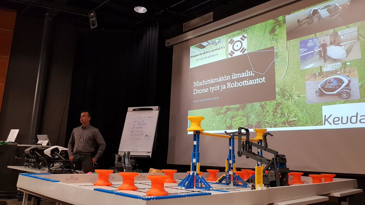 HonkonenKJ's tweet photo. Miehittämätön ilma-alus vai lennokki? Mitä bisnestä? Mitä kaikkia mahdollisuuksia? Mitä lakeja noudattaa milloinkin... ym! Miten oppilaitoksessa? Käynnissä Keudan "RoboKeuda" -iltapäivä! #keuda #drone #robokeuda https://t.co/GYtj2AIHli