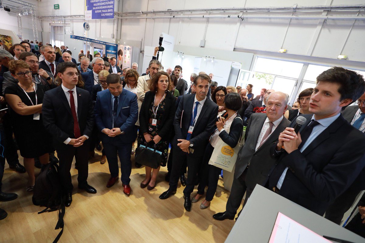 J_Denormandie's tweet photo. Au #CongresHlm, passage sur le stand de la @caissedesdepots pour signer la convention pour la poursuite de l'engagement partenarial en faveur du logement en #PACA avec
@ActionLogement @EPFPACA ARHlm et @ANAH_Officiel https://t.co/mbR4STFmzl