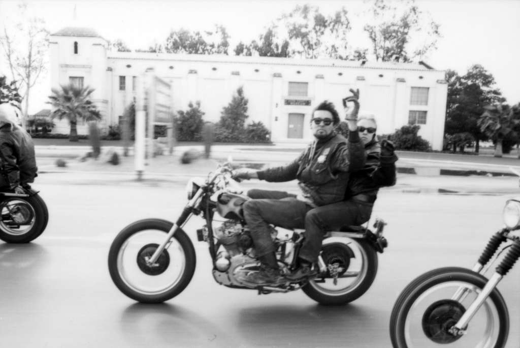 DesguaceBiker's tweet photo. Un biker de Hells Angels con una Old Lady rodando en moto por una calle de Bakersfield, California, en 1965 https://t.co/5u7DzTvJFt #DesguaceWeb #HellsAngelsOfSanBerdoo65 #BillRay #HellsAngels #OldLady #moto #Bakersfield #California #culturabiker #fotografiabiker https://t.co/hVYRnbeDhl
