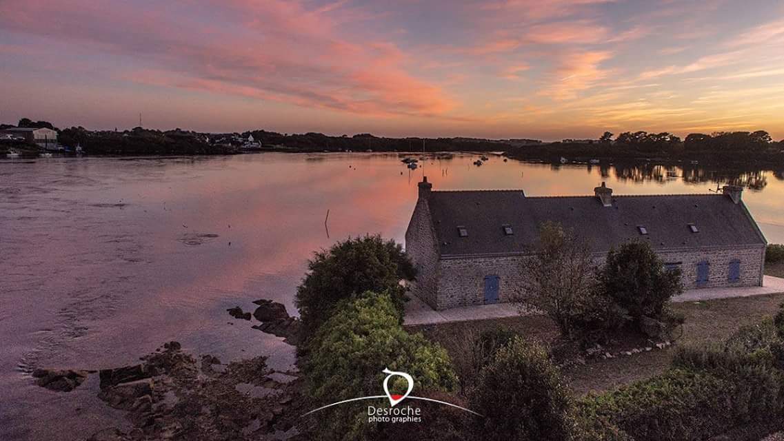 DesrochePhoto's tweet photo. Ria d'Etel, Pont Lorois en début de soirée 
#JeudiPhoto #photo #photographie #photography #foto #Bretagne #BZH #Morbihan #Breizh #bzhPower #riadetel #miamorbihan #CoucherDeSoleil #sunset #tramonto #Sonnenuntergang @MorbihanTourism https://t.co/bXSy8bJSdw
