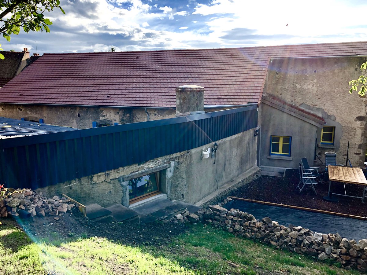 MEevert's tweet photo. Afgelopen 5 weken is er hard gewerkt in #Montaigut eerst #asbest verwijderen daarna nieuw dak door #Sarl #Combraille Habitat 👍💪 https://t.co/7LkPxhJqP3